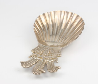 A silver caddy spoon with fleur de lis handle and shell bowl, Sheffield 1981, 23 grams, 8.5cm 