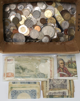 A quantity of world coins and banknotes 