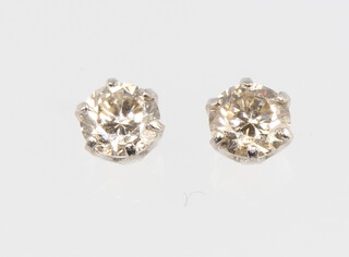 A pair of platinum brilliant cut diamond ear studs approx. 0.3ct, 0.5grams 