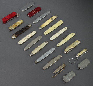 A Guinness double bladed advertising knife, a ditto Domecq and 18 various penknives 