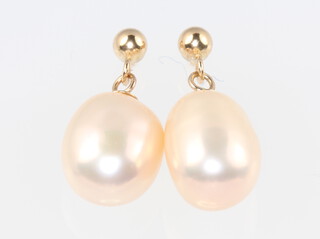 A pair of 9ct yellow gold drop pearl earrings 15mm, 2.3 grams 