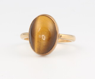 A 9ct yellow gold tigers eye ring 3.5 grams, size M 