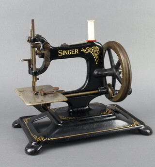 An early manual Singer sewing machine on a shaped base 27cm h x 29cm w x 18cm d 