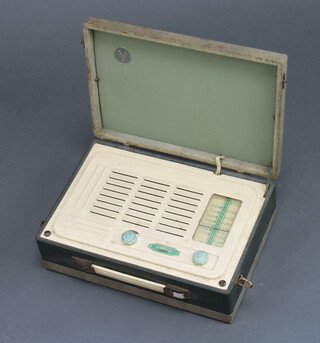 A Vidor portable radio 11cm x 33cm x 24cm 