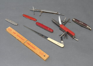 A collection of minor pocket knives