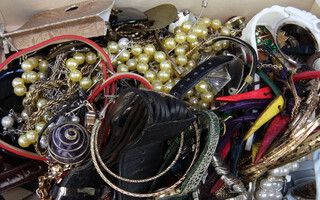 Minor vintage jewellery and watches