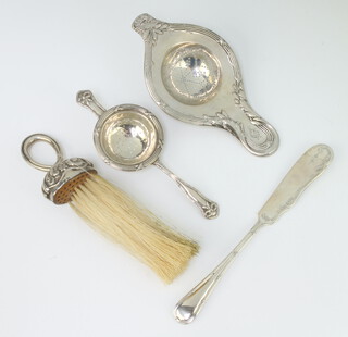 A Victorian silver mounted brush and 2 ditto tea strainers, weighable silver 134 grams 