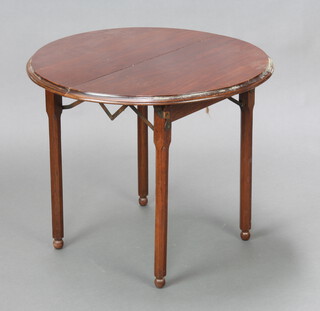 An Edwardian circular mahogany folding coaching table raised on chamfered supports 51cm h x 60cm diam. 