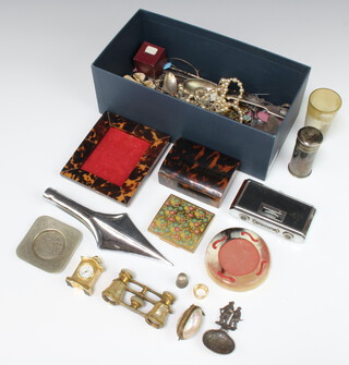 A quantity of vintage and other costume jewellery and curios 