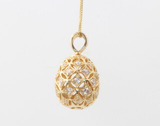 A 14ct yellow gold egg shaped pendant and chain, 3.8 grams