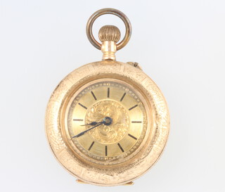A lady's Edwardian 14ct yellow gold fob watch with engraved champagne dial, 30mm

