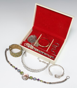 A silver coin  hung on a belcher link chain, a 925 silver gilt hollow bracelet and a small collection of costume jewellery 