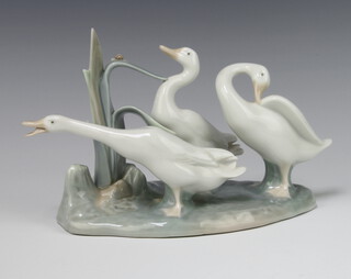 A Lladro group of 3 geese 13cm 