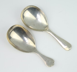 An Edwardian silver caddy spoon, Sheffield 1909, ditto London 1911, 40 grams