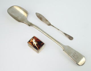 A Victorian silver stilton scoop, a butter knife and a pill box 116 grams