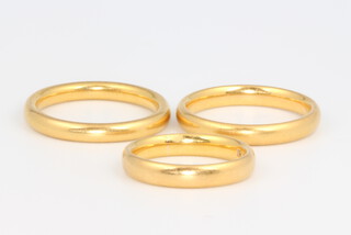 Three 22ct yellow gold wedding bands, sizes K, P and P, 15.5 grams