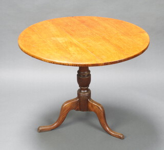 A Georgian circular light oak snap top tea table, raised on turned column and tripod base 70cm h x 89cm diam. 