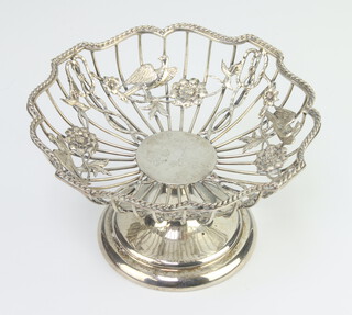 An Edwardian silver pierced tazza decorated with birds and flowers, London 1908, 108 grams, 11cm 