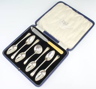 A set of cased silver grapefruit spoons together with a sifter spoons Sheffield 1932/33 and a grapefruit knife cased, 188 grams 