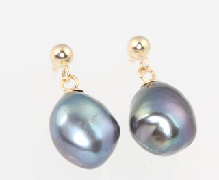 A pair of 9ct yellow gold cultured pearl blue/purple earrings 15mm 
