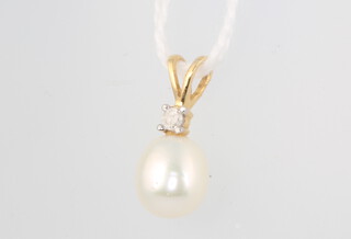 An 18ct yellow gold diamond set cultured pearl pendant 0.9 grams, 15mm 