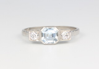 A platinum Edwardian style 3 stone ring, the centre aquamarine flanked by 2 brilliant cut diamonds 0.22ct, 3.3 grams, size P 