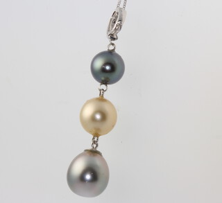 An 18ct white gold graduated 3 colour pearl pendant 50mm together with a 14ct white gold chain 1 gram 