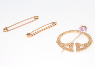 A 9ct yellow gold and amethyst kilt pin 40mm together with two 9ct yellow gold bar brooches, gross weight 13 grams 