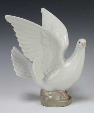 A Lladro figure of a dove 6288, 20cm 