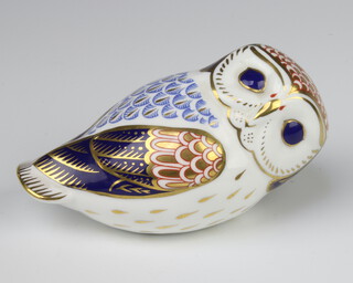 A Royal Crown Derby Imari pattern paperweight in the form of an owl, ceramic stopper, 12cm 