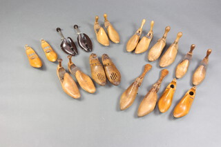9 pairs of 19th/20th Century beech shoe trees together with a 1930's brown Bakelite ditto (f) 