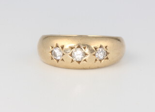 A gentleman's 9ct yellow gold 3 stone diamond gypsy ring, 5.2 grams, 0.35ct, size M 1/2 