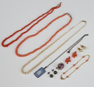 A coral bead necklace with a yellow metal clasp 38cm, a silver amethyst brooch and minor jewellery 