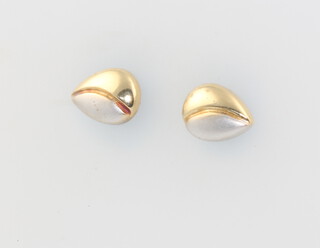 A pair of 9ct 2 colour gold coffee bean ear studs 0.6 grams 