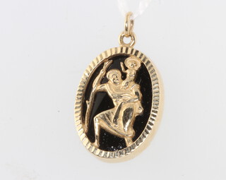 A 9ct yellow gold oval St Christopher pendant set onyx, 2cm 