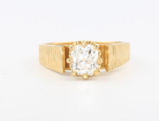 A gentleman's 18ct yellow gold bark finish mine cut single stone diamond ring, approx. 1ct, 7 grams, size Q 1/2