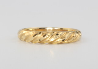 An 18ct yellow gold bright cut ring, size P, 2.6 grams 