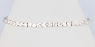 An 18ct white gold diamond set tennis bracelet 5.04ct, 9 grams, 17.5cm 