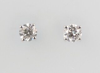 A pair of 18ct white gold brilliant cut diamond ear studs 1.08ct, 2 grams 