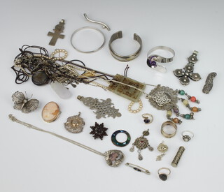 A quantity of silver and other jewellery 