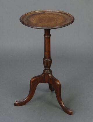 A Georgian style circular beech wine table raised on pillar and tripod support 49cm x 37cm diam (one foot has been glued)