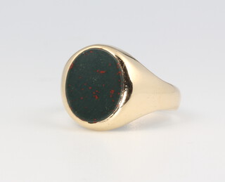 A 9ct yellow gold hardstone signet ring, size R, 4.7 grams gross 