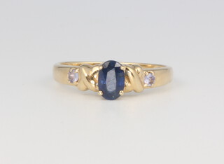 A 9ct yellow gold sapphire ring size N, 2 grams 