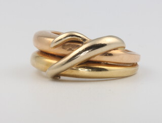 An 18ct yellow gold crossover ring, size P, 9.1 grams