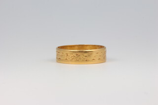 A 22ct yellow gold wedding band with engraved decoration size P, 3.8 grams 