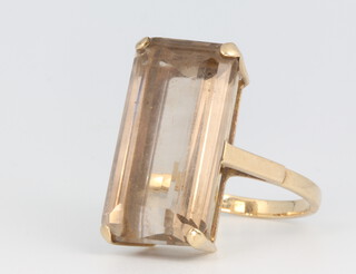 A 9ct yellow gold smoky quartz rectangular cut dress ring, size P, 8 grams