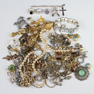 A silver ring and minor silver jewellery, 26 grams gross, together with a quantity of vintage costume jewellery 