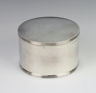 A circular silver box with hinged lid, London 1935, 11cm, 370 grams 