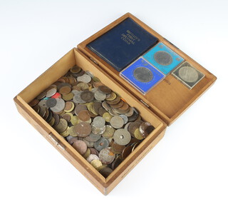 A quantity of UK and Continental coinage including commemorative coins 
