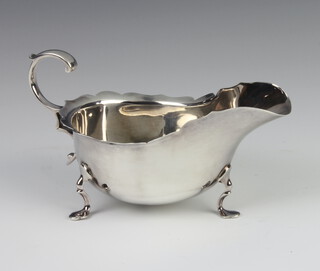 An Edwardian silver sauce boat with pad feet and scroll handle, Sheffield 1909, 118 grams 